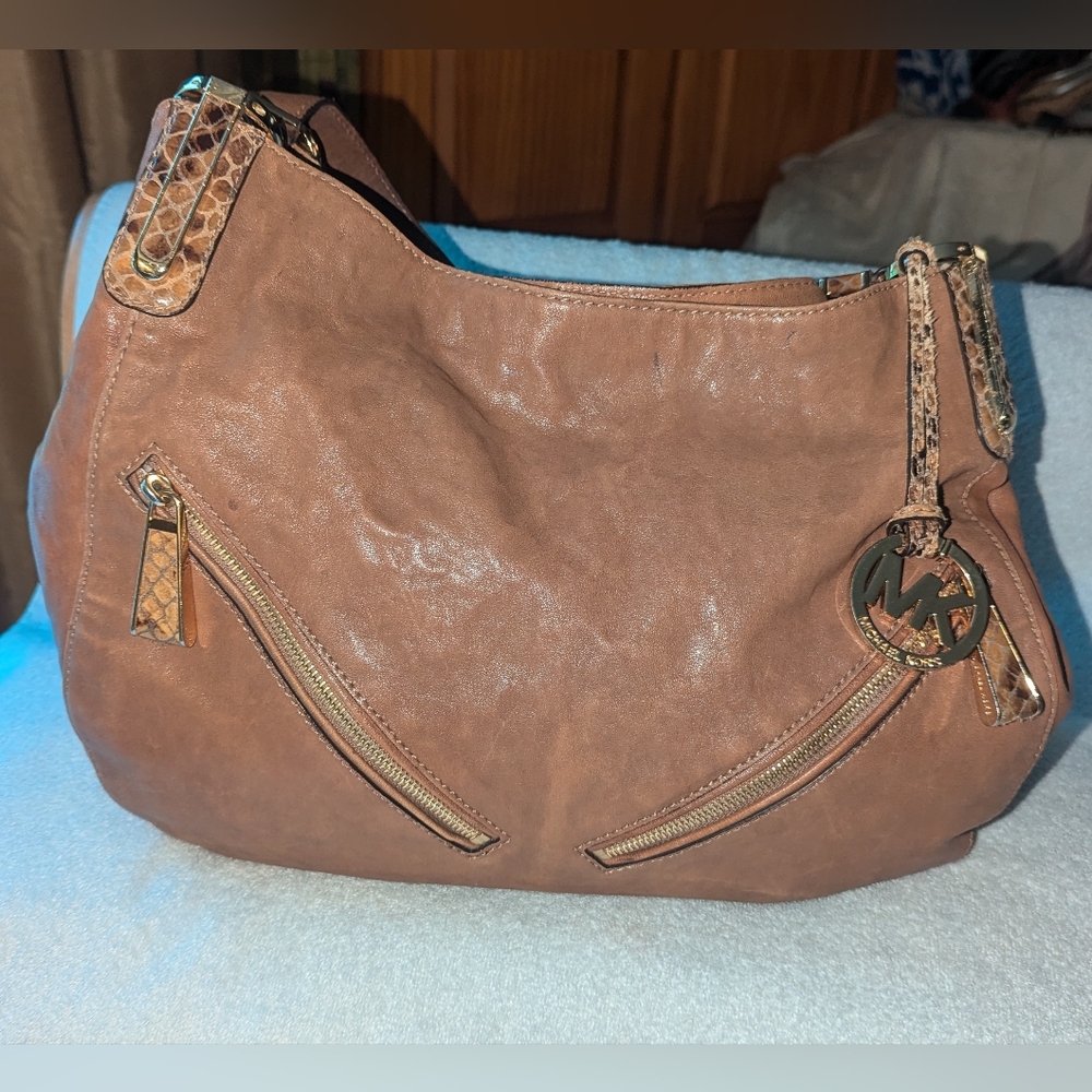 Michael Kors Tonne brown shoulder bag.